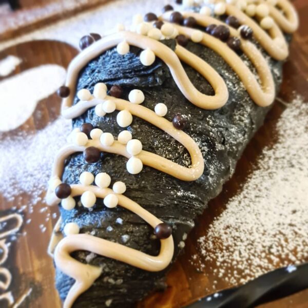 Croissant Vegano al Carbone con Nocciola Bianca